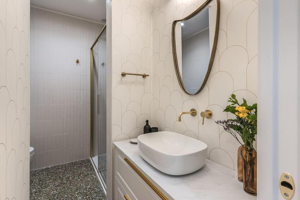 Appartamento 3 Bedroom Via Genova Monti Area *